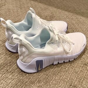 Womens 8 Nike Metcon athletic shoes